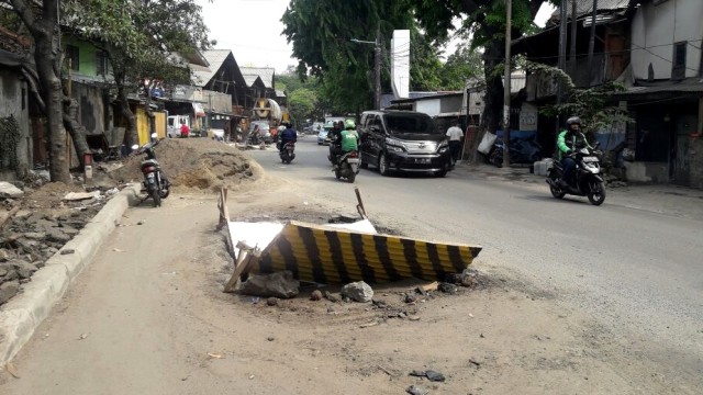 Proyek penggalian di sepanjang Jalan Lodan Raya Foto: Fadjar Hadi/kumparan