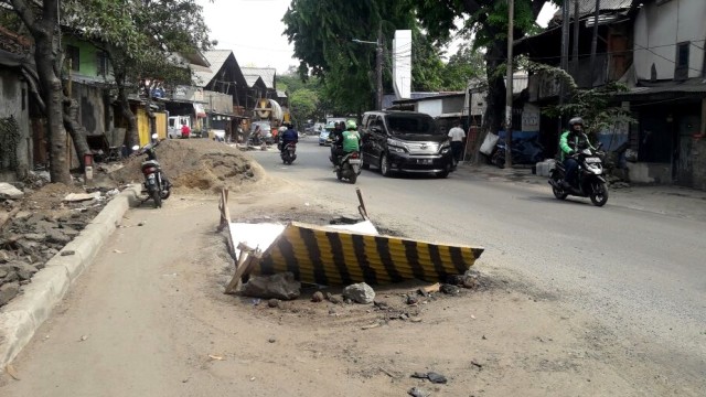 Proyek penggalian di sepanjang Jalan Lodan Raya (Foto: Fadjar Hadi/kumparan)