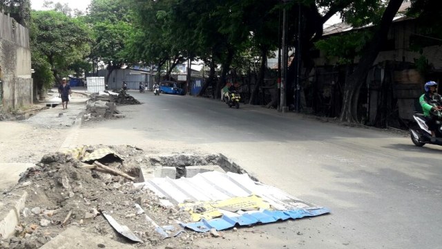 Proyek penggalian di sepanjang Jalan Lodan Raya (Foto: Fadjar Hadi/kumparan)