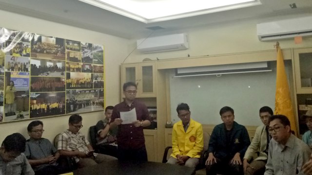 Alumni BEM SI Kecam tindakan represif aparat (Foto: Fadjar Hadi/kumparan)