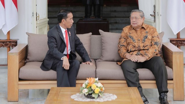Presiden Jokowi berbincang dengan SBY (Foto: Anung Anindito)