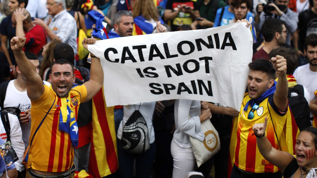 Euforia warga Catalunya rayakan kemerdekaan (Foto: AP Photo/ Emilio Morenatti)