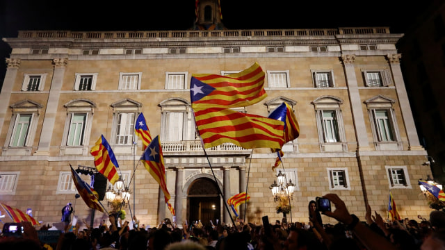 Euforia warga Catalunya rayakan kemerdekaan (Foto: REUTERS/Yves Herman)