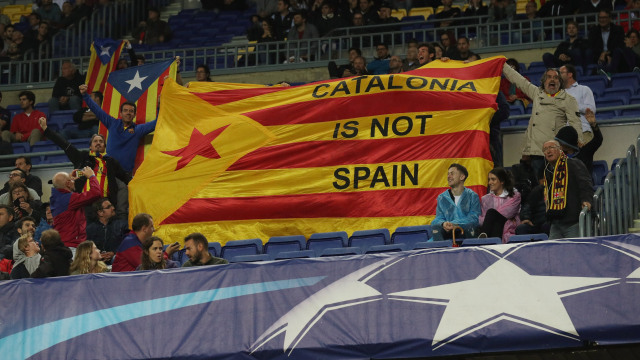 Bendera Catalunya terpampang di Camp Nou. (Foto: REUTERS/Albert Gea)