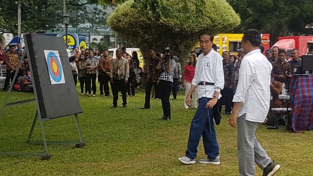 Jokowi memanah. (Foto: Yudhistira Amran/kumparan)