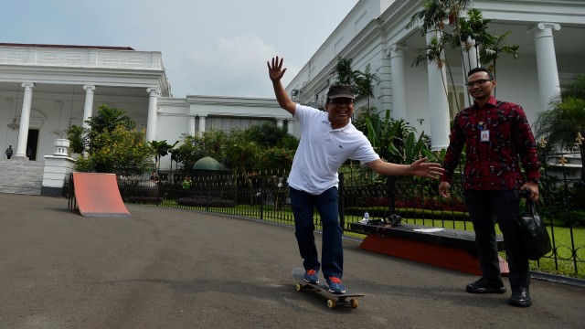 Mensesneg Pratikno mencoba bermain skateboard (Foto: Wahyu Putro/Antara)