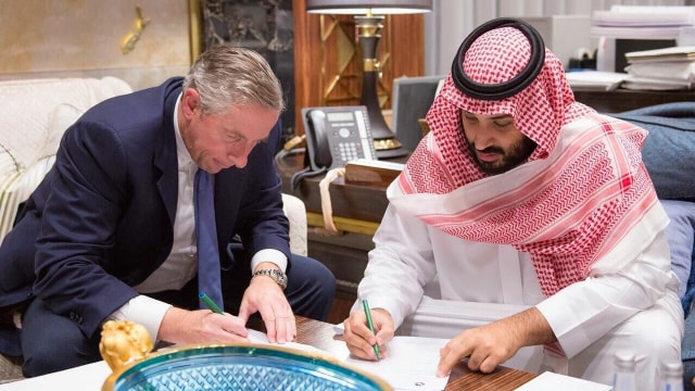 Pangeran MbS dan CEO NEOM Klaus Kleinfeld. (Foto: Saudi Press Agency/Handout)