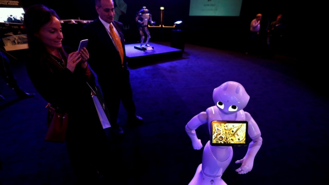 Pengunjung NEOM dan sebuah robot pelayan  (Foto: REUTERS/Faisal Al Nasser)