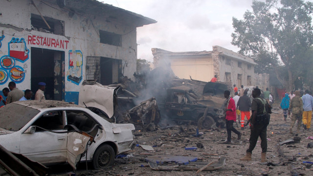 Ledakan bom mobil di Somalia. (Foto: REUTERS/Feisal Omar)