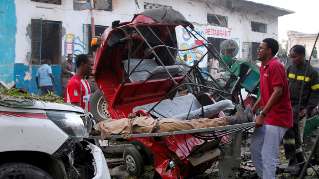 Warga membawa korban ledakan bom mobil di Somalia. (Foto: REUTERS/Feisal Omar)