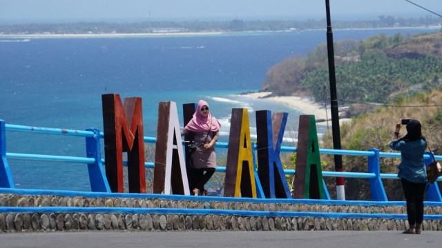 Menikmati pantai dari Bukit Malaka (Foto: Aditia Noviansyah/kumparan)
