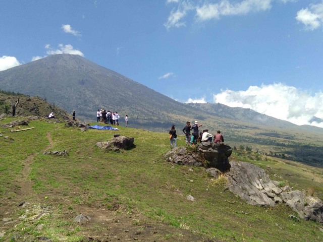 Menikmati Pemandangan dari ketinggian Bukit Siswa Sembalun