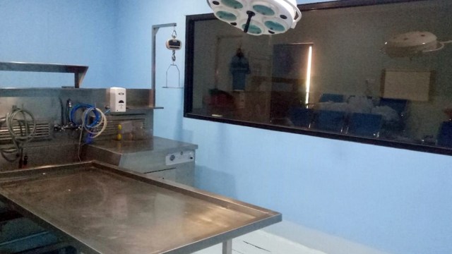 Meja autopsi di ruangan post mortem RS Polri (Foto: Aria Pradana/kumparan)