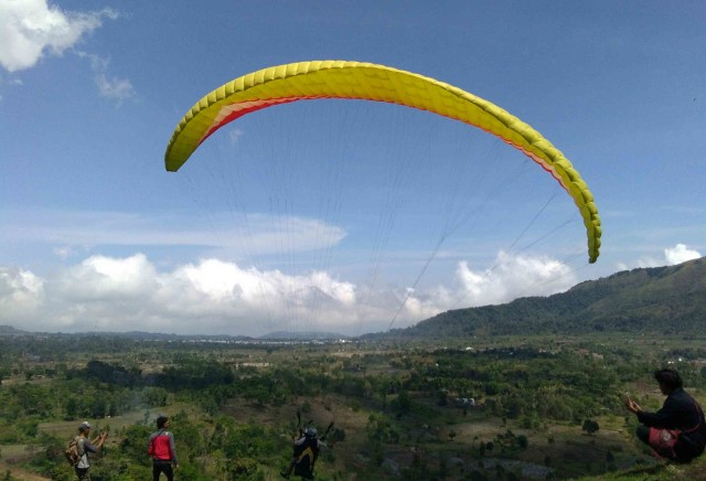 Menikmati Pemandangan dari ketinggian Bukit Siswa Sembalun (2)