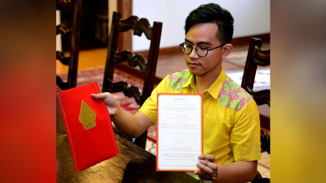 Gibran menunjukkan undangan pernikahan Kahiyang (Foto: ANTARA FOTO/Handout/Setpres/Kris)