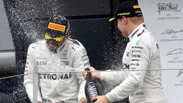 Hamilton dan Bottas ketika berada satu podium. (Foto: Andrej Isakovic/AFP)