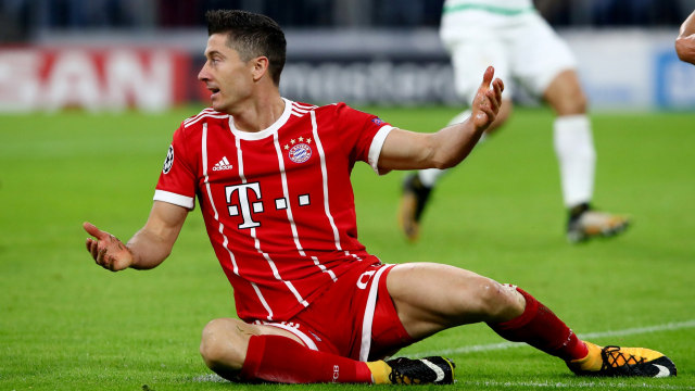 Robert Lewandowski absen saat melawan Celtic. (Foto: Reuters/Michael Dalder)