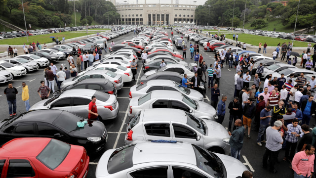 Aksi demo  sopir Uber di Brasil (Foto: REUTERS/Paulo Whitaker)