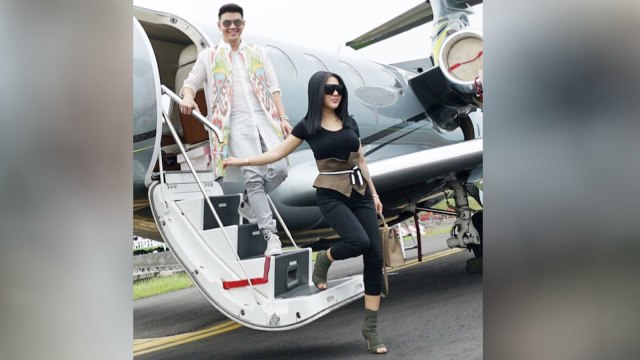 Syahrini gunakan pesawat jet pribadi (Foto: Instagram @princessyahrini)