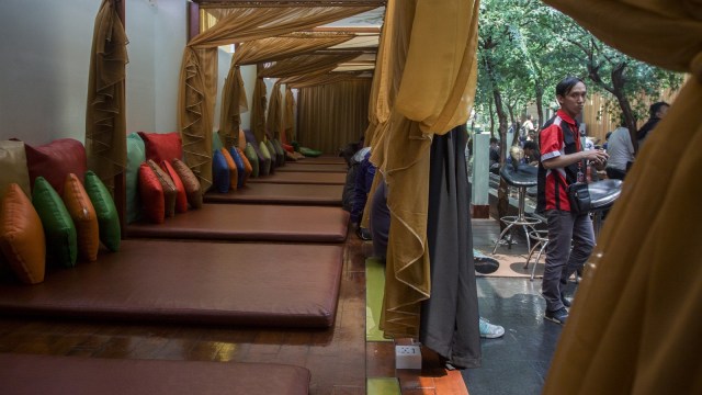 Hotel dan Griya Pijat Alexis ditutup (Foto: Antara/Galih Pradipta)