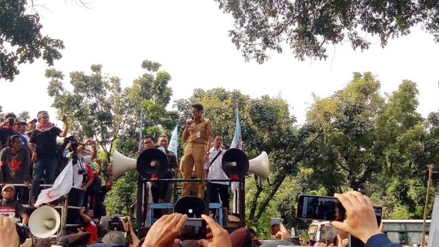 Sandi temui buruh di depan Balai Kota 31 Oktober (Foto: Diah Harni/kumparan)