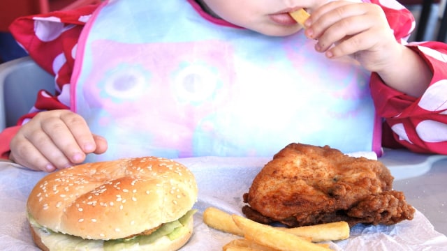 Ilustrasi anak obesitas.  Foto: Shutterstock
