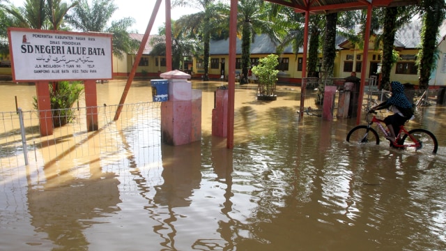 Banjir akibat tingginya curah hujan (Foto: Antara/Syifa Yulinnas)