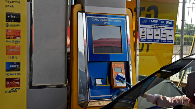 Transaksi non tunai menggunakan kartu e-Toll (Foto: Indrianto Eko Suwarso/Antara)