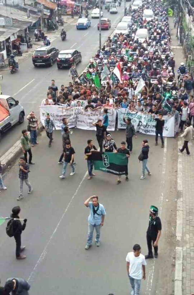 DEMOKRASI MULAI REDUP; HMI CIPUTAT TURUN KE JALAN