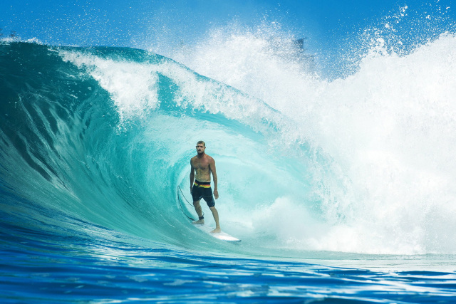5 Spot Surfing Terbaik di Indonesia untuk Pemula