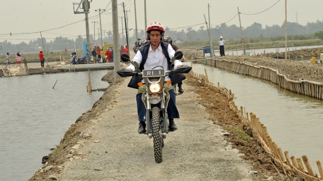 Jokowi naik motor trail di Muara Gembong.  (Foto: Agus Suparto-Presidential Palace)