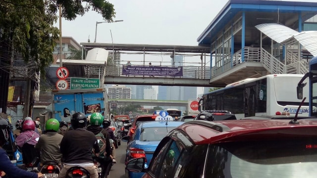 Kemacetan akibat proyek underpass Mampang-Kuningan (Foto: Ainul Qalbi/kumparan)