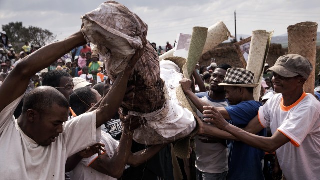 Upacara Famadihana di Madagaskar (Foto: AFP/Rijasolo)