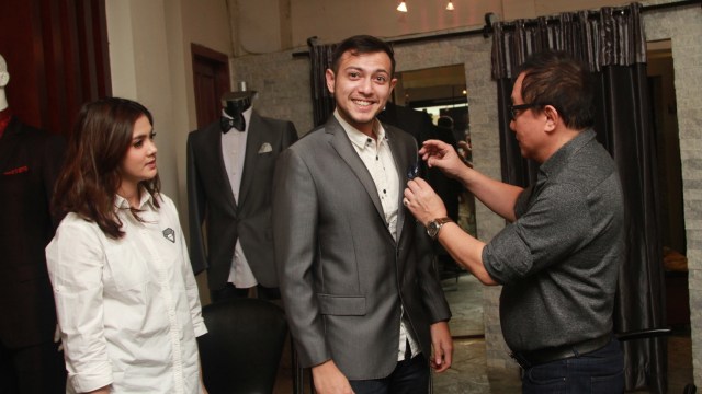Rifky Balweel dan Biby Alraen fitting baju nikah (Foto: Munady)