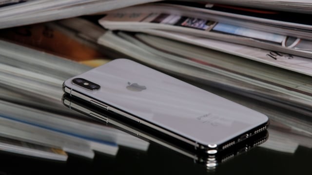 Ponsel Apple iPhone X. (Foto: Maxim Shemetov/Reuters)
