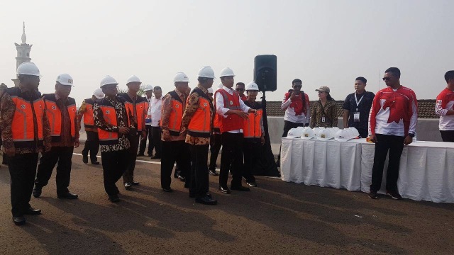 Jokowi Tiba diTol Becakayu di Bekasi Barat (Foto: Yudhistira AS/kumparan)