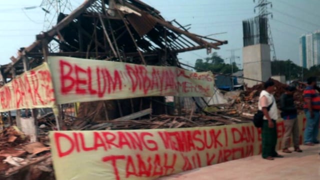 Spanduk Tol Becakayu di Cipinang Muara (Foto: Yudhistira Amran/kumparan)