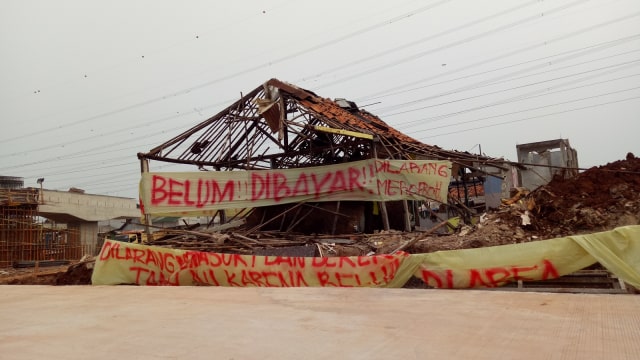 Spanduk di sekitar Tol Becakayu Foto: Resya Firmansyah/kumparan