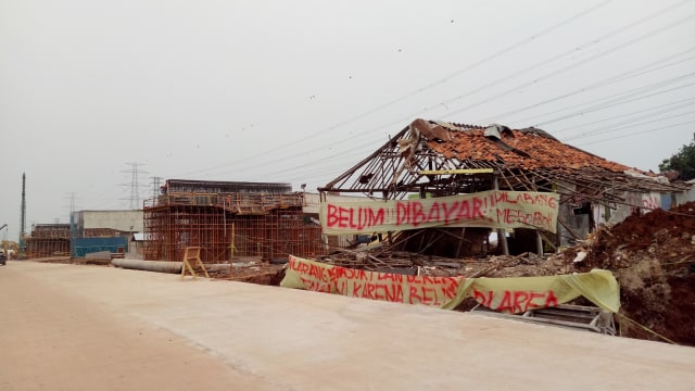 Spanduk di sekitar Tol Becakayu (Foto: Resya Firmansyah/kumparan)