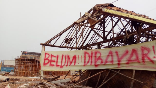 Spanduk di sekitar Tol Becakayu (Foto: Resya Firmansyah/kumparan)