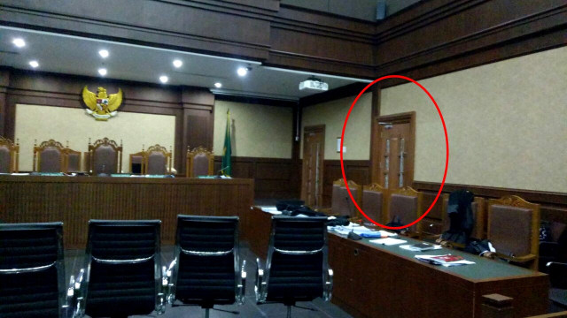 Pintu khusus Setya Novanto (Foto: Apriliandika Pratama/kumparan)