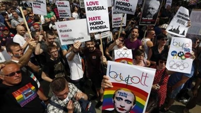 Meme Putin dalam aksi massa 2013 (Foto:  REUTERS/Luke MacGregor)