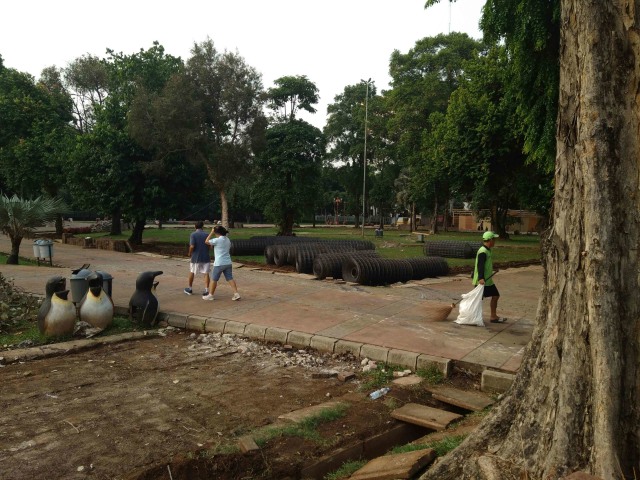Masih dalam Renovasi, Lapangan Banteng Tetap Ramai di Akhir Pekan (4)