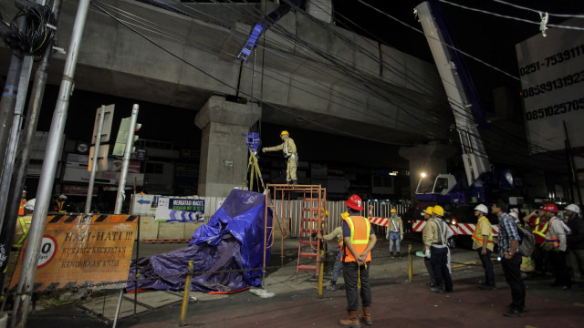 Pagar pembatas beton MRT jatuh (Foto: Antara/Muhammad Adimaja)