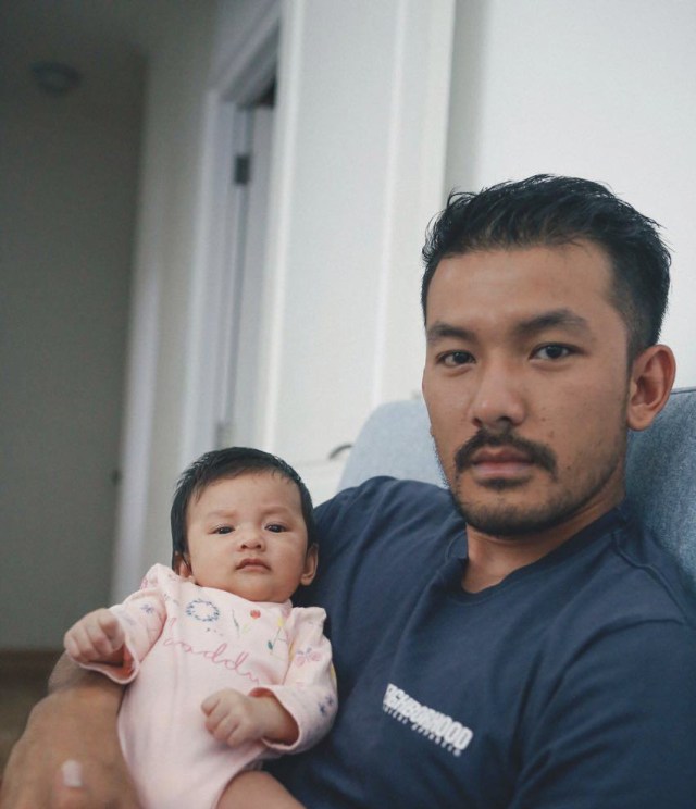 Momen gemas anak Rio Dewanto dan Atiqah Hasiholan (Foto: Instagram/@riodewanto)