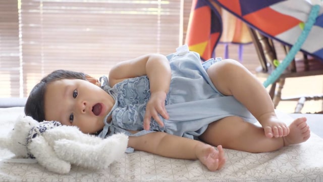 Momen gemas anak Rio Dewanto dan Atiqah Hasiholan (Foto: Instagram/@riodewanto)