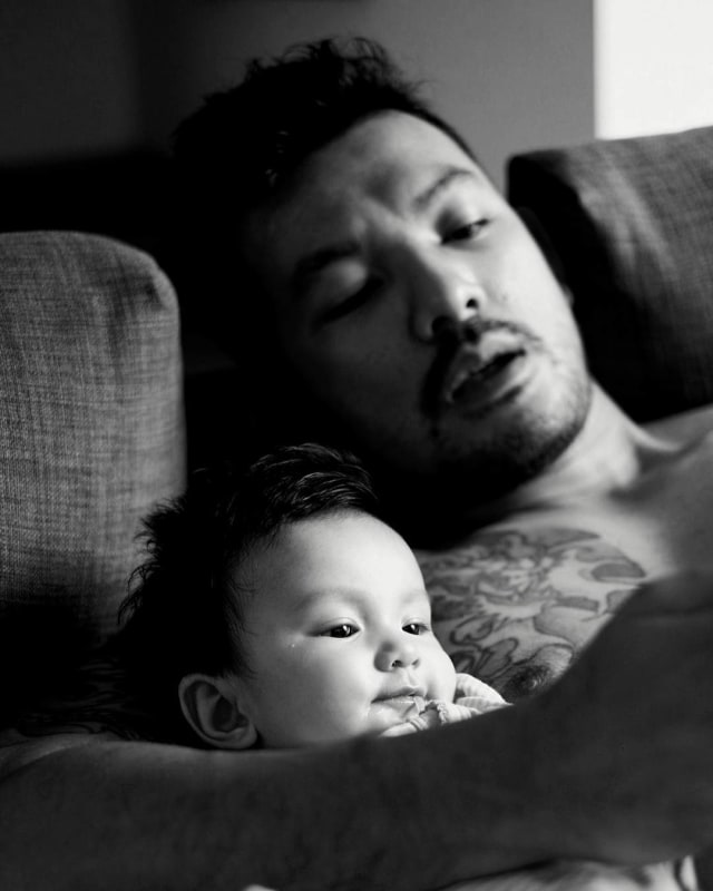Momen gemas anak Rio Dewanto dan Atiqah Hasiholan (Foto: Instagram/@riodewanto)