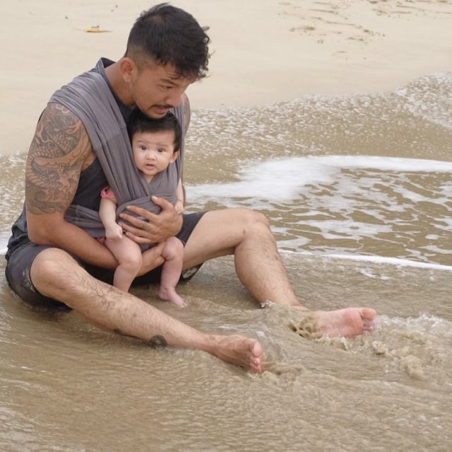 Momen gemas anak Rio Dewanto dan Atiqah Hasiholan (Foto: Instagram/@riodewanto)