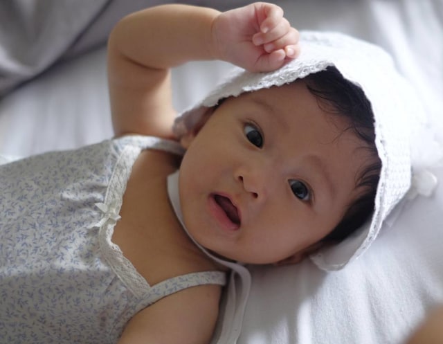 Momen gemas anak Rio Dewanto dan Atiqah Hasiholan (Foto: Instagram/@riodewanto)