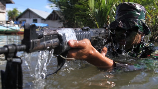 Latihan TNI AD Yonif 725 Woroagi lawan teror laut (Foto: ANTARA FOTO/Jojon)